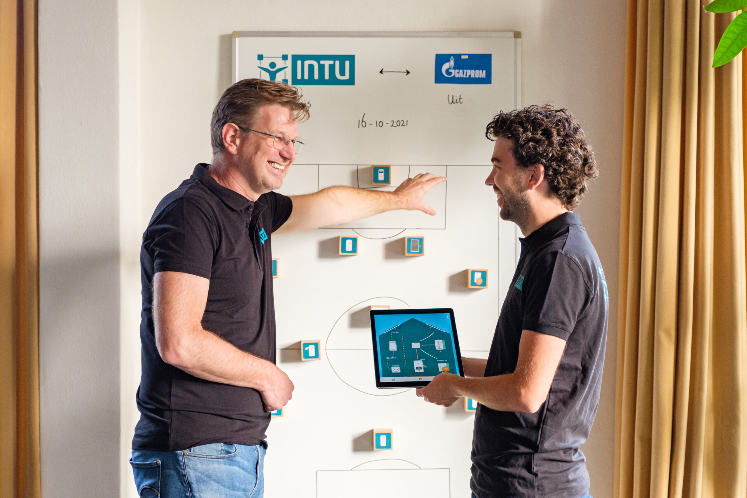 Warmtepomp naast muur